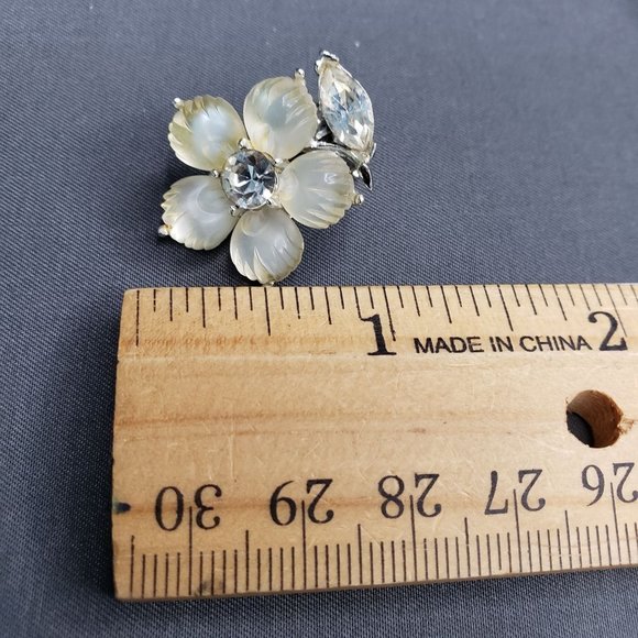 Lisner Clip On Womens Floral Earrings Off White Textured Beads Prong Set 1" - Picture 6 of 7